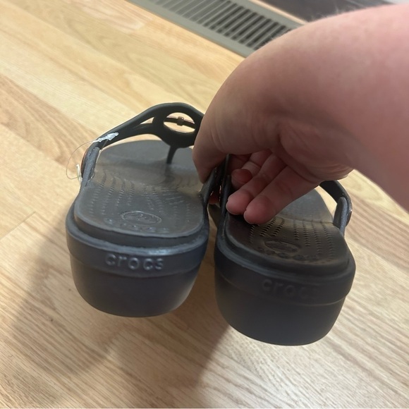 Crocs Sanrah Sandals NWT Sz 7 Black Silver Medallion Women’s Shoes - Picture 4 of 5